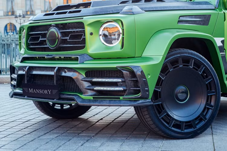 Mansory cũng chính là một thương hiệu “tiên phong” trong việc đem đến cho Mercedes-AMG G63 địa hình một diện mạo khác biệt. Mới đây, thương hiệu này đã nâng cấp một chiếc G63 lên thành phiên bản G850 và được mang ra đường phố Paris để chụp ảnh.
