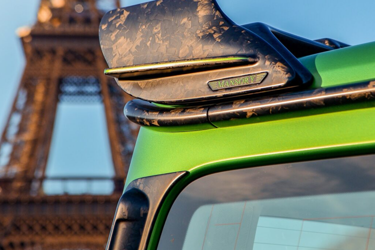 Khoang nội thất của xe đem tới một cảm giác khác biệt khi toàn bộ các chi tiết da đều được bọc màu trắng nổi bật. Xe được trang bị hai ghế ngồi phía trước mới thể thao hơn và được thêu chỉ xanh, các viền ghế màu xanh lá cây cùng logo Mansory trên phần tựa đầu.