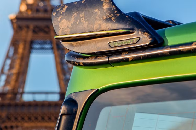 Khoang nội thất của xe đem tới một cảm giác khác biệt khi toàn bộ các chi tiết da đều được bọc màu trắng nổi bật. Xe được trang bị hai ghế ngồi phía trước mới thể thao hơn và được thêu chỉ xanh, các viền ghế màu xanh lá cây cùng logo Mansory trên phần tựa đầu.