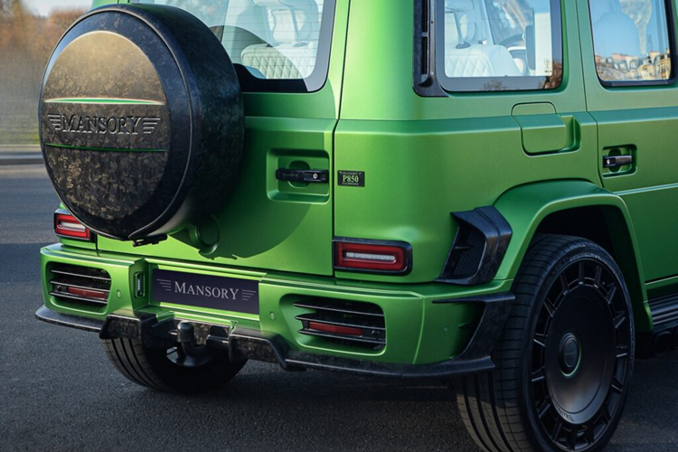 Để tạo cảm giác hầm hố hơn, Mansory đã kết hợp dây an toàn màu xanh neon có logo của thương hiệu Mansory. Về hiệu năng, khối động cơ V8 tăng áp kép 4.0 lít nguyên bản của xe đã được cải tiến để tạo ra công suất lên tới 900 mã lực và mô-men xoắn lên mức 1.200 Nm.