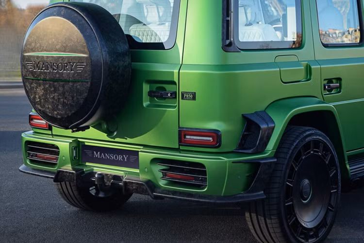 Để tạo cảm giác hầm hố hơn, Mansory đã kết hợp dây an toàn màu xanh neon có logo của thương hiệu Mansory. Về hiệu năng, khối động cơ V8 tăng áp kép 4.0 lít nguyên bản của xe đã được cải tiến để tạo ra công suất lên tới 900 mã lực và mô-men xoắn lên mức 1.200 Nm.