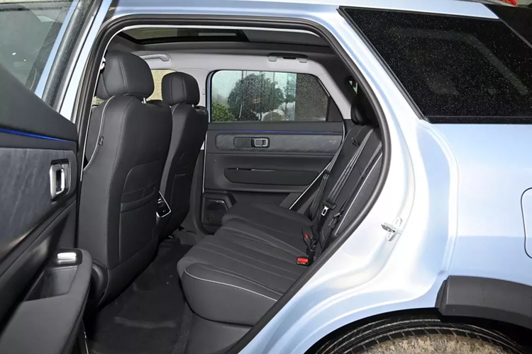 Nhìn từ đầu xe, Chery Fengyun T6 áp dụng thiết kế khép kín kết hợp với logo Chery Fengyun ở giữa, dải đèn LED dạng xuyên thấu và đèn pha chia đôi 2 bên. Đi vòng sang bên hông, các cột A, B, C, D sơn đen tạo hiệu ứng mái nổi. Đồng thời, tay nắm cửa ẩn phổ biến cũng không hề vắng mặt.