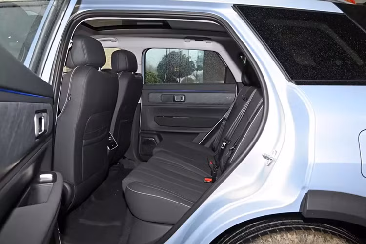 Nhìn từ đầu xe, Chery Fengyun T6 áp dụng thiết kế khép kín kết hợp với logo Chery Fengyun ở giữa, dải đèn LED dạng xuyên thấu và đèn pha chia đôi 2 bên. Đi vòng sang bên hông, các cột A, B, C, D sơn đen tạo hiệu ứng mái nổi. Đồng thời, tay nắm cửa ẩn phổ biến cũng không hề vắng mặt.