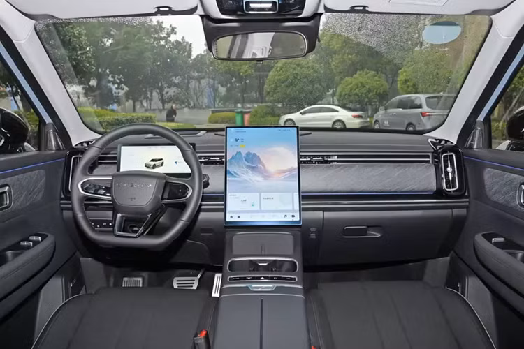 Đằng sau xe Chery Fengyun T6 có cụm đèn hậu LED, nối nhau bằng tấm nhựa màu đen, có khắc logo của Chery. Cản sau sơn 2 màu đen-bạc. Xe chạy trên bộ vành 18 inch dành cho bản trang trí cấp thấp và cao nhất sẽ là 19 inch.