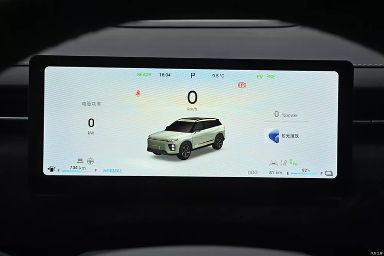 Nội thất giống với Chery Tansuo 06, được trang bị vô lăng đa chức năng đáy phẳng, HUD, bảng đồng hồ LCD toàn bộ 10,25 inch và màn hình điều khiển trung tâm dọc 14,8 inch với màn hình cảm ứng. Tích hợp chip Qualcomm Snapdragon 8155.