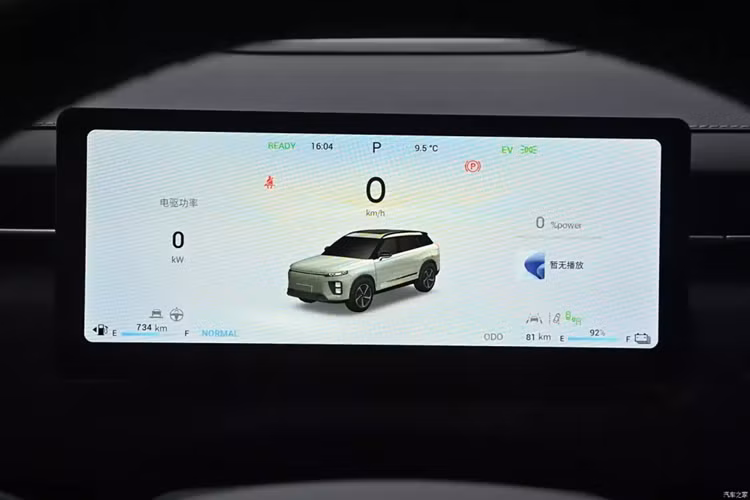 Nội thất giống với Chery Tansuo 06, được trang bị vô lăng đa chức năng đáy phẳng, HUD, bảng đồng hồ LCD toàn bộ 10,25 inch và màn hình điều khiển trung tâm dọc 14,8 inch với màn hình cảm ứng. Tích hợp chip Qualcomm Snapdragon 8155.