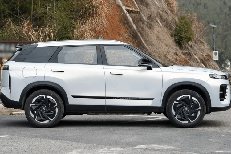 Sau cùng, Chery Fengyun T6 Max có tất cả các trang bị trên nhưng còn hỗ trợ cảnh báo chệch làn đường, phanh chủ động, cảnh báo va chạm phía trước, kiểm soát hành trình thích ứng, hỗ trợ giữ làn đường, đèn xung quanh nhiều màu và cửa hậu chỉnh điện.