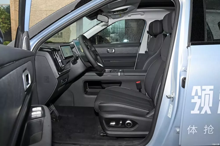 Chery Fengyun T6 có kích thước bao gồm chiều dài, chiều rộng và chiều cao lần lượt sẽ là 4540/1865/1670 mm, chiều dài cơ sở 2672 mm. Để so sánh, Chery Tansuo 06 có kích thước 4501/1865/1670 mm, chiều dài cơ sở là 2672 mm, như vậy, xe mới ra mắt dài hơn 39 mm.