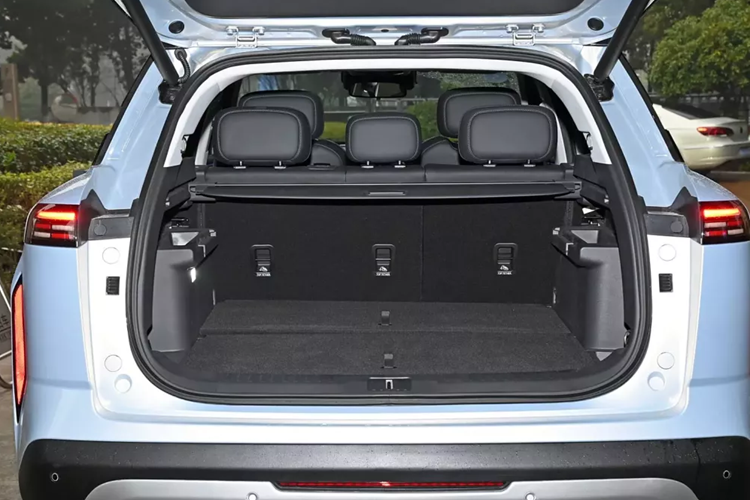 So với Air, phiên bản Chery Fengyun T6 Pro có túi khí trước/sau, radar phía trước, cửa sổ trời toàn cảnh có thể mở, sưởi gương ngoài &amp; tự động gập khi khóa, ghế lái chỉnh điện.