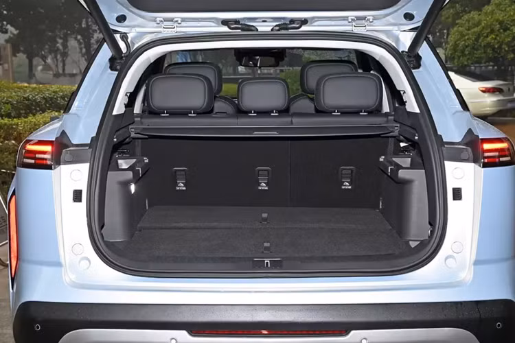 So với Air, phiên bản Chery Fengyun T6 Pro có túi khí trước/sau, radar phía trước, cửa sổ trời toàn cảnh có thể mở, sưởi gương ngoài &amp; tự động gập khi khóa, ghế lái chỉnh điện.