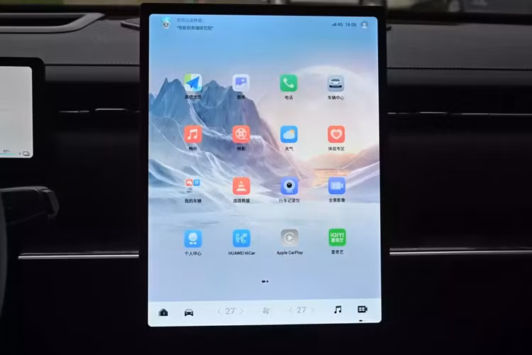 Ngoài ra, phần dưới của bảng điều khiển trung tâm được làm rỗng để cung cấp thêm không gian đựng đồ. Là phiên bản giá rẻ, Chery Fengyun T6 Air được trang bị tiêu chuẩn với túi khí bên hông phía trước, radar phía sau, hệ thống kiểm soát hành trình, ghế giả da và hệ thống âm thanh 6 loa.