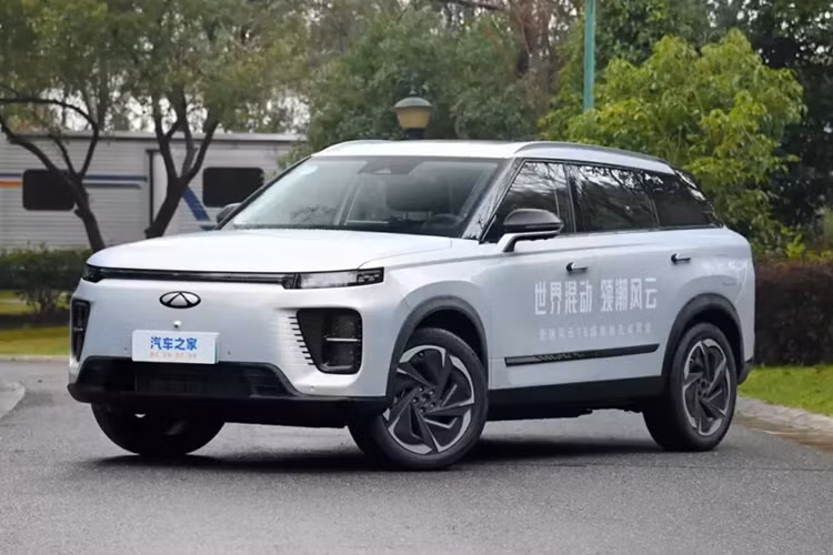 Fengyun hay còn gọi là Fulwin là thương hiệu xe năng lượng mới trực thuộc Chery ra mắt vào cuối năm 2023, mới đâ, vào ngày 20/6/2024, hãng xe Trung Quốc đã chính thức ra mắt mẫu SUV Chery Fengyun T6 2024 mới với tổng cộng 3 phiên bản là Air, Pro và Max.