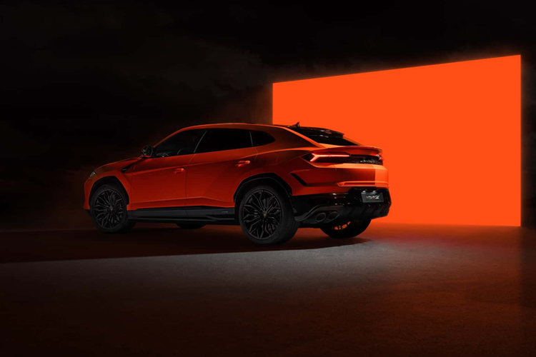 Đối với Urus, Lamborghini đã xác nhận mẫu xe thế hệ thứ hai sẽ là mẫu xe hoàn toàn chạy bằng điện khi ra mắt vào năm 2029. Hiện tại, thương hiệu Ý vẫn chưa công bố mức giá xe Lamborghini Urus SE 2024 độc đáo này.