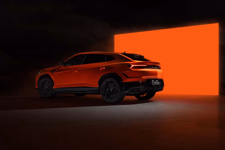 Đối với Urus, Lamborghini đã xác nhận mẫu xe thế hệ thứ hai sẽ là mẫu xe hoàn toàn chạy bằng điện khi ra mắt vào năm 2029. Hiện tại, thương hiệu Ý vẫn chưa công bố mức giá xe Lamborghini Urus SE 2024 độc đáo này.