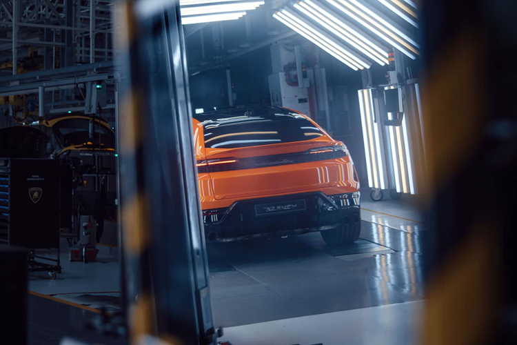 Với Urus, mẫu xe cũng được tinh chỉnh một số chi tiết ở phần đầu xe, điển hình chính là cụm đèn chiếu sáng. Phần đèn chiếu sáng này được trang bị phần LED dải bao quanh đèn xe mềm mại hơn, ngoài ra phần dưới cản cũng được tinh chỉnh với một số chi tiết thiết kế lấy cảm hứng từ siêu xe Revuelto.