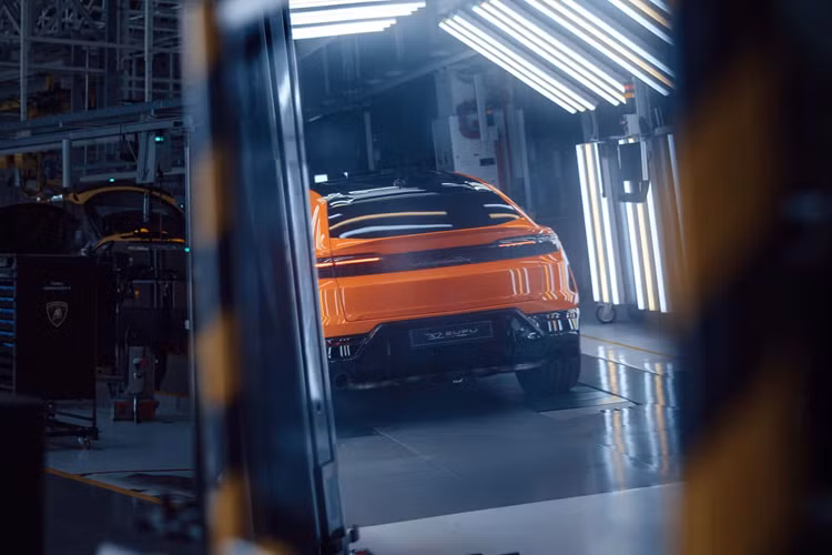 Với Urus, mẫu xe cũng được tinh chỉnh một số chi tiết ở phần đầu xe, điển hình chính là cụm đèn chiếu sáng. Phần đèn chiếu sáng này được trang bị phần LED dải bao quanh đèn xe mềm mại hơn, ngoài ra phần dưới cản cũng được tinh chỉnh với một số chi tiết thiết kế lấy cảm hứng từ siêu xe Revuelto.