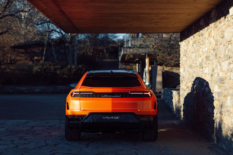 Ở phần cản sau, điểm khác biệt lớn nhất chính là khu vực gắn biển số đã được chuyển xuống phía dưới cản sau, đồng thời với thiết kế mới này, mẫu xe tăng thêm 35% lực ép so với Urus S.