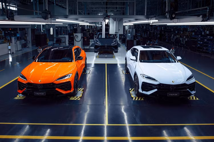 Kết hợp lại, cả hai khối động cơ này có khả năng sản sinh mức công suất toàn hệ thống là 789 mã lực tại 6.000 vòng/phút và mô-men xoắn lên tới 901 Nm từ 1.750 vòng/phút. So với Urus S, SE mới có khả năng tăng tốc từ 0 – 100 km/h nhanh hơn 0,1 giây, giảm thời gian tăng tốc xuống chỉ còn 3,4 giây.