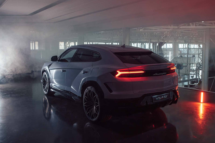 Lamborghini sẽ bán mẫu PHEV này với trang bị mâm xe 23 inch mới cùng hơn 100 tùy chọn màu thân xe và 47 phong cách phối màu nội thất. Khoang nội thất xe được trang bị đi kèm với cặp màn hình 12,3 inch và bốn chế độ lái mới có thể lựa chọn: EV Drive, Hybrid, Performance và Recharge.