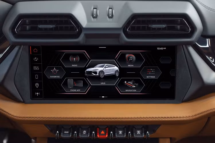 Ngoài ra, chiếc siêu SUV này có thể đạt tốc tối đa lên tới 312 km/h, nhanh hơn một chút so với hai phiên bản sử dụng động cơ V8 thông thường. Mẫu siêu SUV Urus SE được trang bị đi kèm với pin lithium-ion 25,7 kWh gắn bên dưới khoang hành lý, giúp xe có thể di chuyển bằng điện khoảng 60km.