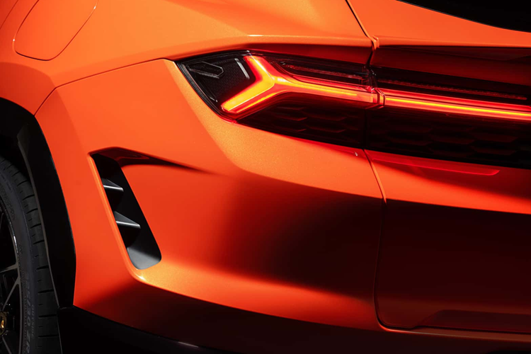 Nếu xe chạy ở chế độ thuần điện EV, mẫu siêu SUV có khả năng đạt tốc độ tối đa 130 km/h. Sau đó, động cơ V8 sẽ tự động khởi động. Ngoài ra, Lamborghini cũng cho biết trên mẫu xe này, lượng khí thải giảm 80% so với phiên bản chạy bằng động cơ xăng.