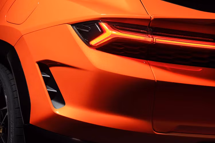 Nếu xe chạy ở chế độ thuần điện EV, mẫu siêu SUV có khả năng đạt tốc độ tối đa 130 km/h. Sau đó, động cơ V8 sẽ tự động khởi động. Ngoài ra, Lamborghini cũng cho biết trên mẫu xe này, lượng khí thải giảm 80% so với phiên bản chạy bằng động cơ xăng.