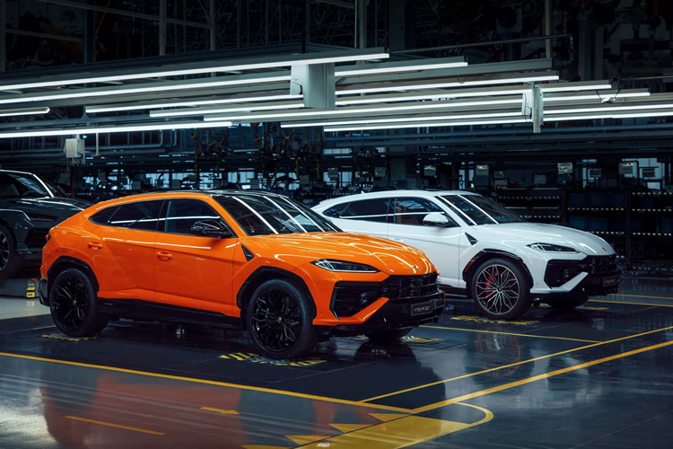 Thông thường đối với một số thương hiệu, phiên bản PHEV đồng nghĩa với việc xe sẽ được trang bị động cơ nhỏ hơn, kết hợp hệ thống Hybrid. Tuy nhiên trên siêu SUV Lamborghini Urus SE, khối động cơ V8 4.0 lít tăng áp kép vẫn được tiếp tục trang bị, thêm vào đó xe còn được trang bị thêm một động cơ điện.