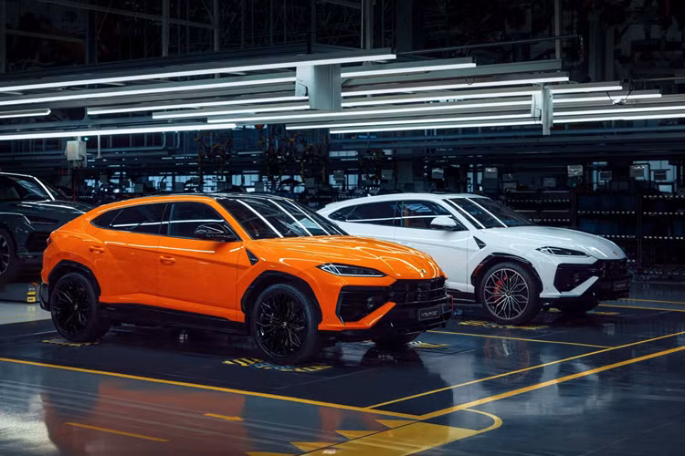 Thông thường đối với một số thương hiệu, phiên bản PHEV đồng nghĩa với việc xe sẽ được trang bị động cơ nhỏ hơn, kết hợp hệ thống Hybrid. Tuy nhiên trên siêu SUV Lamborghini Urus SE, khối động cơ V8 4.0 lít tăng áp kép vẫn được tiếp tục trang bị, thêm vào đó xe còn được trang bị thêm một động cơ điện.