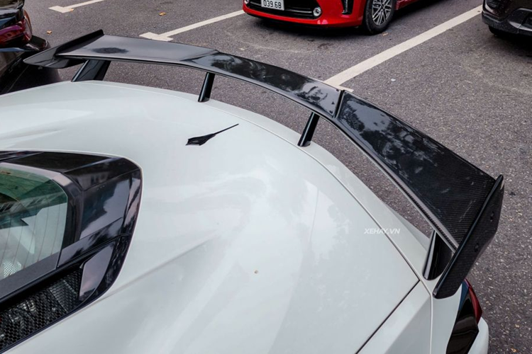 Phần đầu xe gây ấn tượng với cụm đèn pha LED sắc sảo đi cùng ba hốc hút gió lớn đặt thấp mang đến hiệu suất khí động học cho xe. Chiếc Corvette C8 duy nhất Việt Nam còn được trang bị cánh gió sau bằng carbon và hệ thống ống xả Valvetronic Maxflo đến từ hãng Fabspeed.
