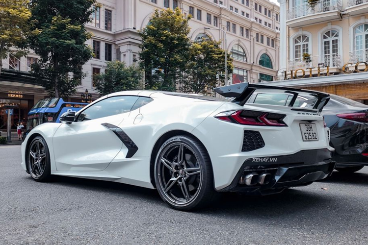 màn hỉnh cảm ứng trung tâm tích hợp hệ thống thông tin giải trí thế hệ mới, hệ thống âm thanh tiêu chuẩn 10 loa và tùy chọn hệ thống Bose Performance Series 14 loa, sạc điện thoại không dây…