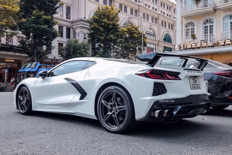 màn hỉnh cảm ứng trung tâm tích hợp hệ thống thông tin giải trí thế hệ mới, hệ thống âm thanh tiêu chuẩn 10 loa và tùy chọn hệ thống Bose Performance Series 14 loa, sạc điện thoại không dây…