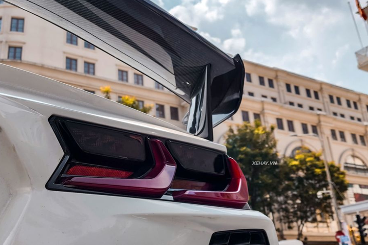 Corvette C8 sở hữu buồng lái nền tảng xe kỹ thuật số mới của GM, bao gồm vô lăng 2 chấu tích hợp lẫy chuyển số mang thiết kế gọn gàng, vuông vắn giúp người dùng quan sát bảng đồng hồ kỹ thuật số 12 inch mà không bị chắn tầm nhìn,