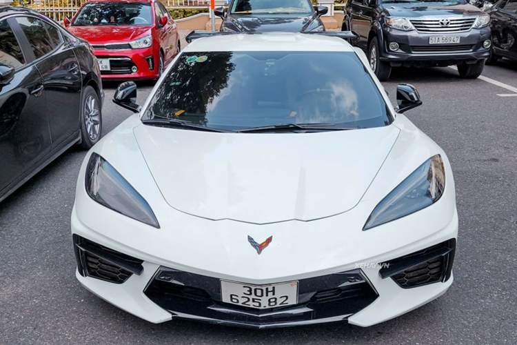 Chiếc xe thể thao Chevrolet Corvette C8 đầu tiên về Việt Nam sở hữu ngoại thất màu trắng. Thiết kế của xe được lấy cảm hứng từ các dòng máy bay chiến đấu Lockheed Martin F22/F35 và mang phong cách của xe đua F1.