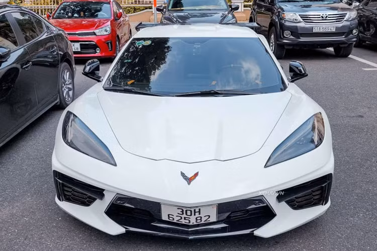 Chiếc xe thể thao Chevrolet Corvette C8 đầu tiên về Việt Nam sở hữu ngoại thất màu trắng. Thiết kế của xe được lấy cảm hứng từ các dòng máy bay chiến đấu Lockheed Martin F22/F35 và mang phong cách của xe đua F1.