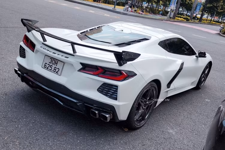 Cung cấp sức mạnh cho Corvette C8 chính là khối động cơ V8 dung tích 6.2L Small Block LT2 thế hệ tiếp theo của Chevy cho công suất tối đa 495 mã lực và mô-men xoắn cực đại 637Nm.