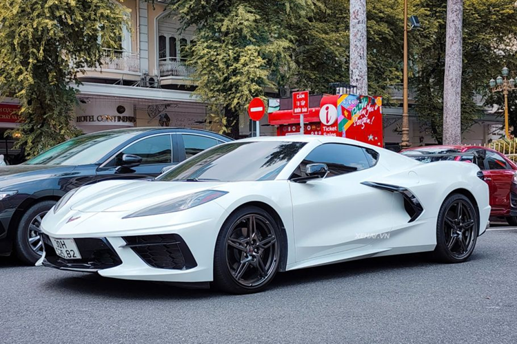 Đến nay, đây vẫn là chiếc Chevrolet Corvette C8 độc nhất Việt Nam. Chiếc xe này từng gây chú ý khi đăng ký kinh doanh dịch vụ với biển số màu vàng đặc trưng. Trước khi chia tay chủ đầu tiên, chiếc xe đã đổi lại biển số màu trắng.