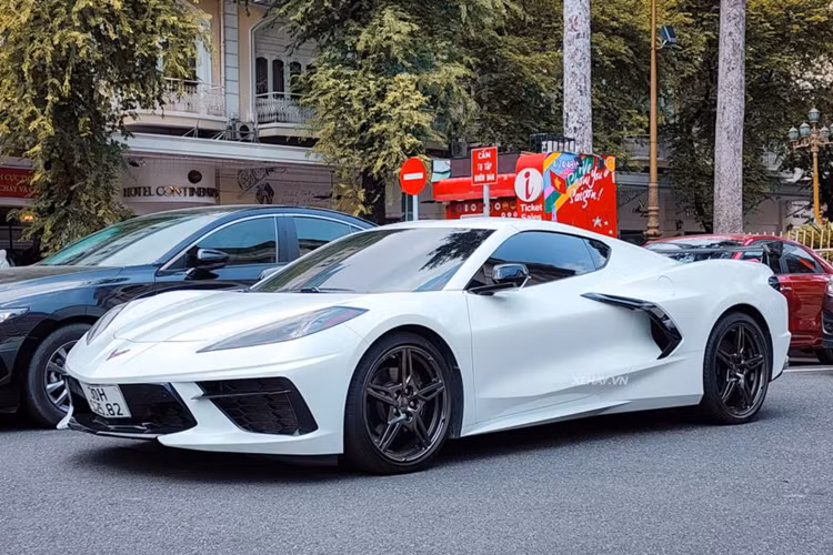 Đến nay, đây vẫn là chiếc Chevrolet Corvette C8 độc nhất Việt Nam. Chiếc xe này từng gây chú ý khi đăng ký kinh doanh dịch vụ với biển số màu vàng đặc trưng. Trước khi chia tay chủ đầu tiên, chiếc xe đã đổi lại biển số màu trắng.