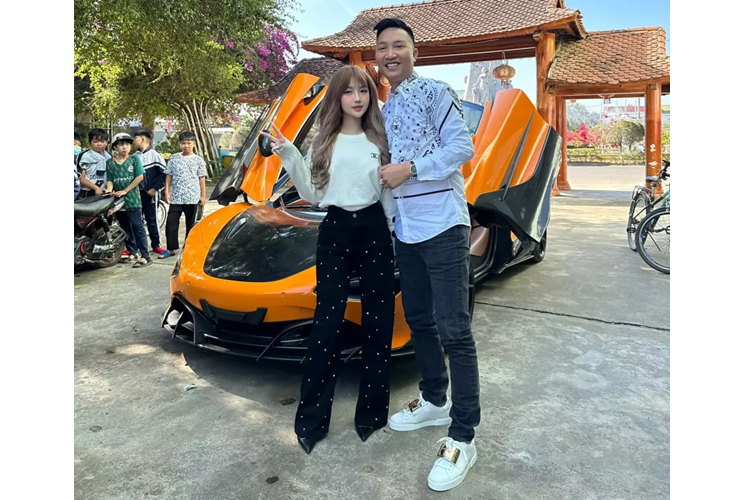 Và chỉ sau hơn 2 tháng, chiếc siêu xe McLaren 720S của Huấn "hoa hồng" lại một lần nữa xuất hiện trên thị trường mua bán xe cũ, lần này, giá bán của xe là hơn 13 tỷ đồng.