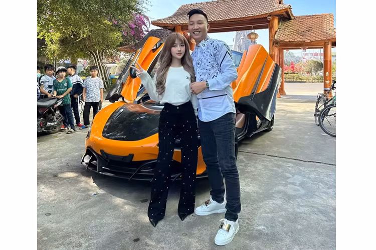 Và chỉ sau hơn 2 tháng, chiếc siêu xe McLaren 720S của Huấn "hoa hồng" lại một lần nữa xuất hiện trên thị trường mua bán xe cũ, lần này, giá bán của xe là hơn 13 tỷ đồng.
