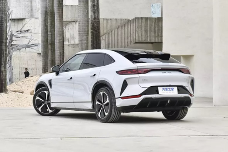 Hệ thống treo sau sẽ có thiết kế độc lập bốn liên kết độc đáo, hứa hẹn khả năng hấp thụ sốc và hiệu suất động được cải thiện. Vì BYD Song L DM-i mới sẽ được xây dựng trên nền tảng DM-i 5.0 PHEV, giới truyền thông tin rằng nó sẽ mang lại cảm giác lái êm ái hơn so với BEV BYD Song L hiện tại.