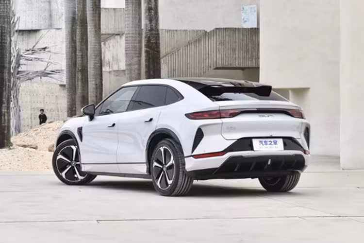 Hệ thống treo sau sẽ có thiết kế độc lập bốn liên kết độc đáo, hứa hẹn khả năng hấp thụ sốc và hiệu suất động được cải thiện. Vì BYD Song L DM-i mới sẽ được xây dựng trên nền tảng DM-i 5.0 PHEV, giới truyền thông tin rằng nó sẽ mang lại cảm giác lái êm ái hơn so với BEV BYD Song L hiện tại.