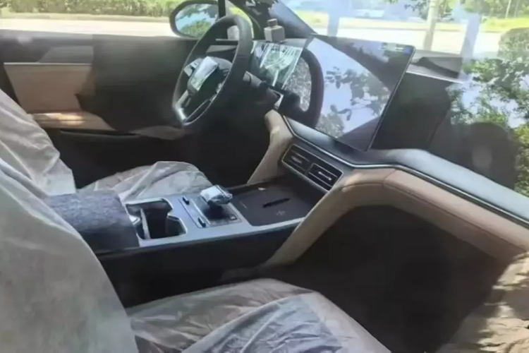 Mẫu SUV cỡ trung BYD Song L DM-i bản PHEV có bề ngoài nổi bật với lưới tản nhiệt “miệng rồng” màu đen, đèn LED mỏng, khe hút gió hình thang, vòm bánh xe viền nhựa, tay nắm cửa có thể thu vào và cửa sổ sau sơn màu. Phía sau có đèn hậu độc đáo, cánh lướt gió trên nóc và hệ thống treo độc lập.