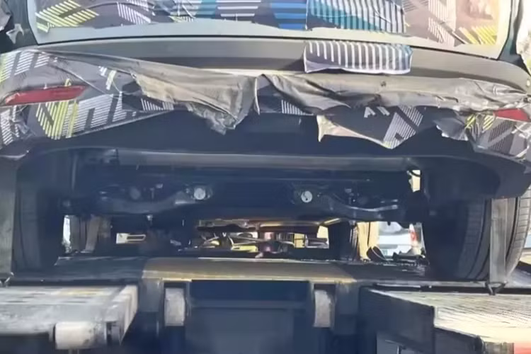 Nó có bảng điều khiển được nhúng hoàn toàn bằng kỹ thuật số và màn hình điều khiển trung tâm kiểu nổi, có kích thước 15,6 inch. Bên trong, nó có kiểu bố trí chỗ ngồi 2 + 3, cho thấy nó có thể thay thế Song Plus hiện tại.