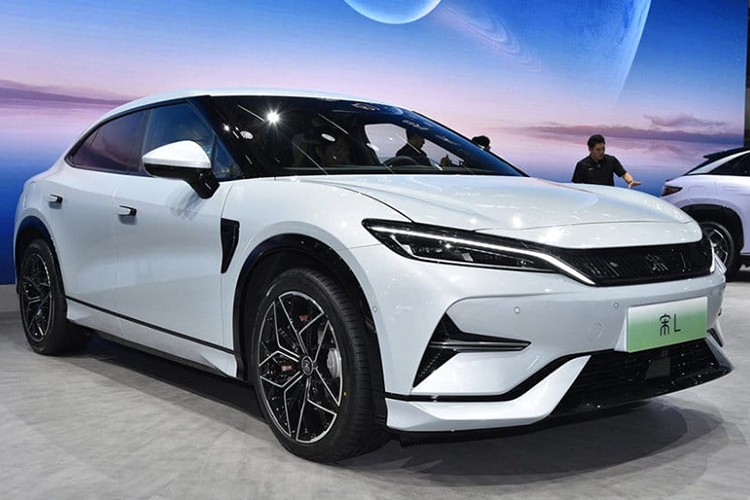 Xe sở hữu vô lăng 4 chấu, yếu tố thiết kế đặc trưng của gia đình Dynasty. Các tính năng bổ sung bao gồm bảng sạc điện thoại thông minh không dây với công suất sạc tối đa 15 watt và ghế thể thao tích hợp bọc da sáng màu, tăng thêm vẻ sang trọng cho nội thất của xe BYD Song L DM-i.