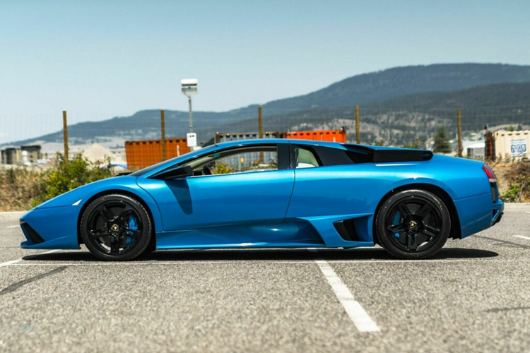 Chiếc xe cũng được trang bị hàng loạt các chi tiết bằng sợi carbon tùy chọn bao gồm bảng điều khiển trung tâm, bậc cửa, khoang lái và nắp động cơ. Xe cũng được trang bị phanh gốm carbon và hệ thống màn hình giải trí Kenwood.