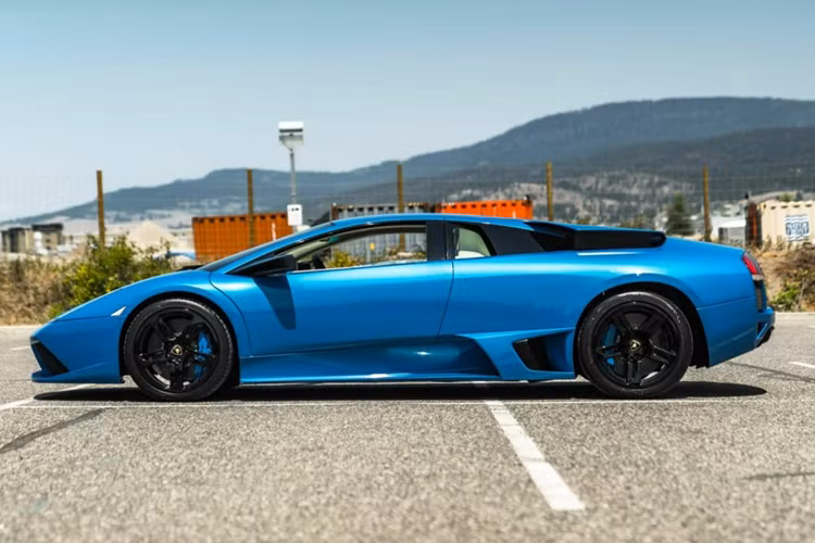 Chiếc xe cũng được trang bị hàng loạt các chi tiết bằng sợi carbon tùy chọn bao gồm bảng điều khiển trung tâm, bậc cửa, khoang lái và nắp động cơ. Xe cũng được trang bị phanh gốm carbon và hệ thống màn hình giải trí Kenwood.