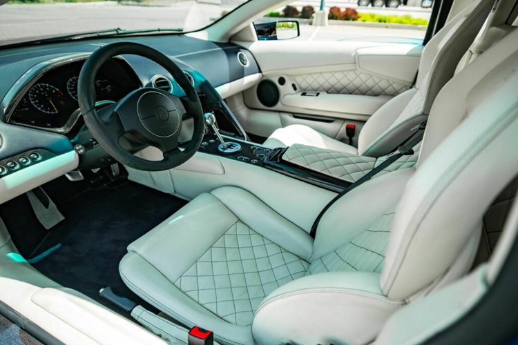 Chiếc LP640 này từng được sản xuất vào năm 2007 và được hoàn thiện với màu xanh Blu Ely độc đáo. Cho dù số lượng những chiếc LP640 được trang bị thiết lập số sàn vẫn chưa được xác định nhưng ước tính chỉ có vài chục chiếc trên toàn thế giới và chỉ một số ít hiện đang ở khu vực Bắc Mỹ.