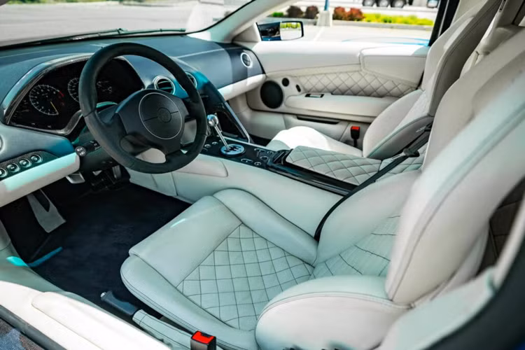 Chiếc LP640 này từng được sản xuất vào năm 2007 và được hoàn thiện với màu xanh Blu Ely độc đáo. Cho dù số lượng những chiếc LP640 được trang bị thiết lập số sàn vẫn chưa được xác định nhưng ước tính chỉ có vài chục chiếc trên toàn thế giới và chỉ một số ít hiện đang ở khu vực Bắc Mỹ.