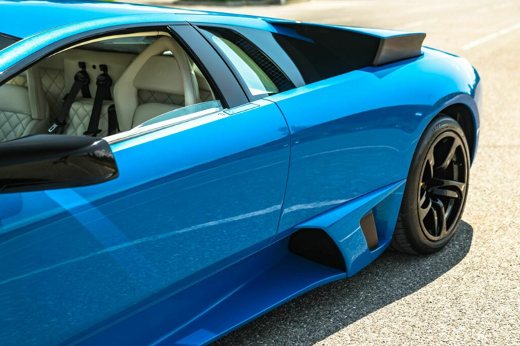 Đại lý cho biết chiếc xe này mới chỉ chạy được 16.550 km và xe được trang bị hàng loạt các tùy chọn bao gồm ghế thể thao và nội thất được bọc da trắng Bianco Polar với những đường khâu họa tiết kim cương.