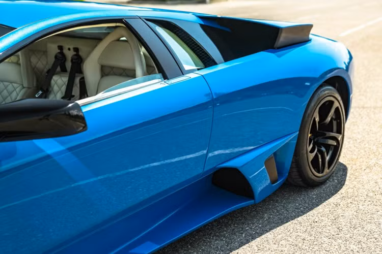 Đại lý cho biết chiếc xe này mới chỉ chạy được 16.550 km và xe được trang bị hàng loạt các tùy chọn bao gồm ghế thể thao và nội thất được bọc da trắng Bianco Polar với những đường khâu họa tiết kim cương.